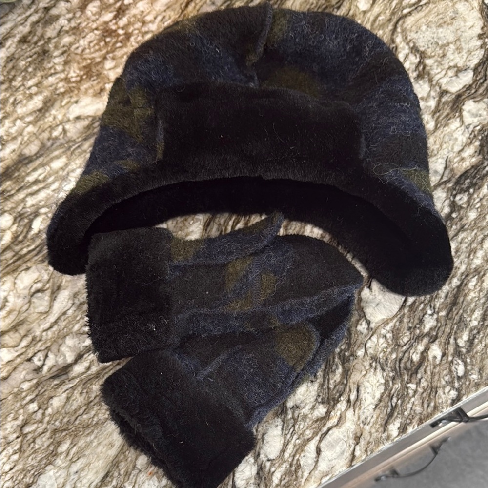 Ugg Wool Trapper Black and Blue Fuzzy Hat and Mittens Set
